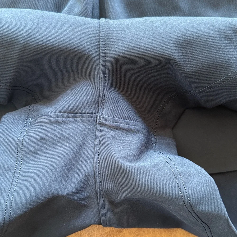 Lululemon On the Fly Mid Rise Short 2.5" Sz 8 Regular Black Neutral Swift 8023 - Picture 4 of 8